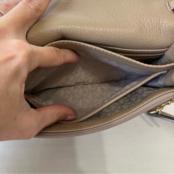 Michael Kors Jet Set Travel Pebble Leather Tan Crossbody Bag Gold Chain - Picture 8 of 14